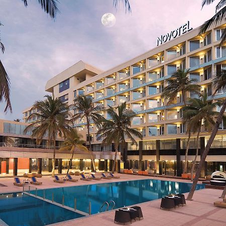 Novotel Mumbai Juhu Beach Εξωτερικό φωτογραφία The hotel's pool