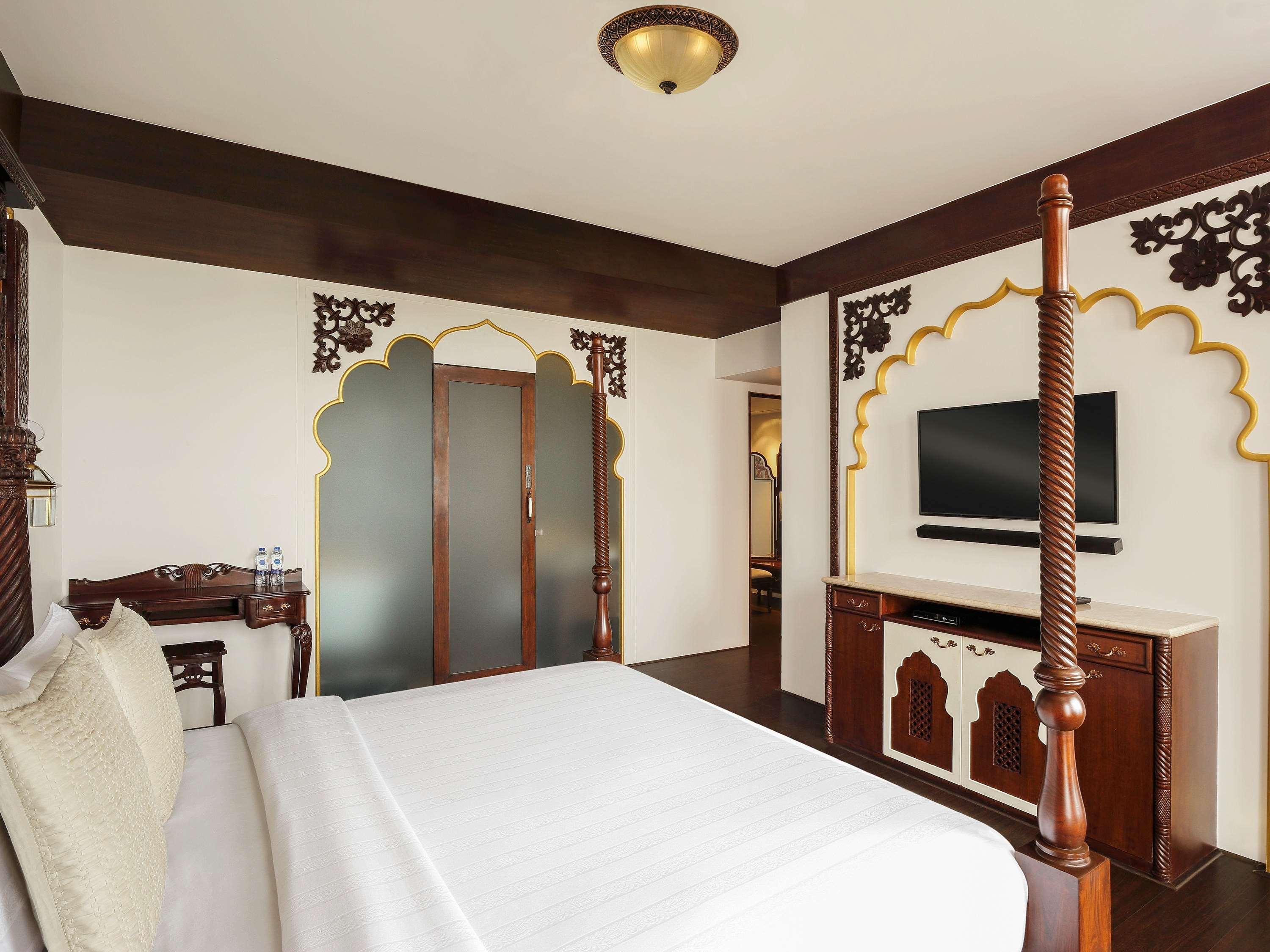 Novotel Mumbai Juhu Beach Εξωτερικό φωτογραφία A bedroom at the Taj Mahal Palace
