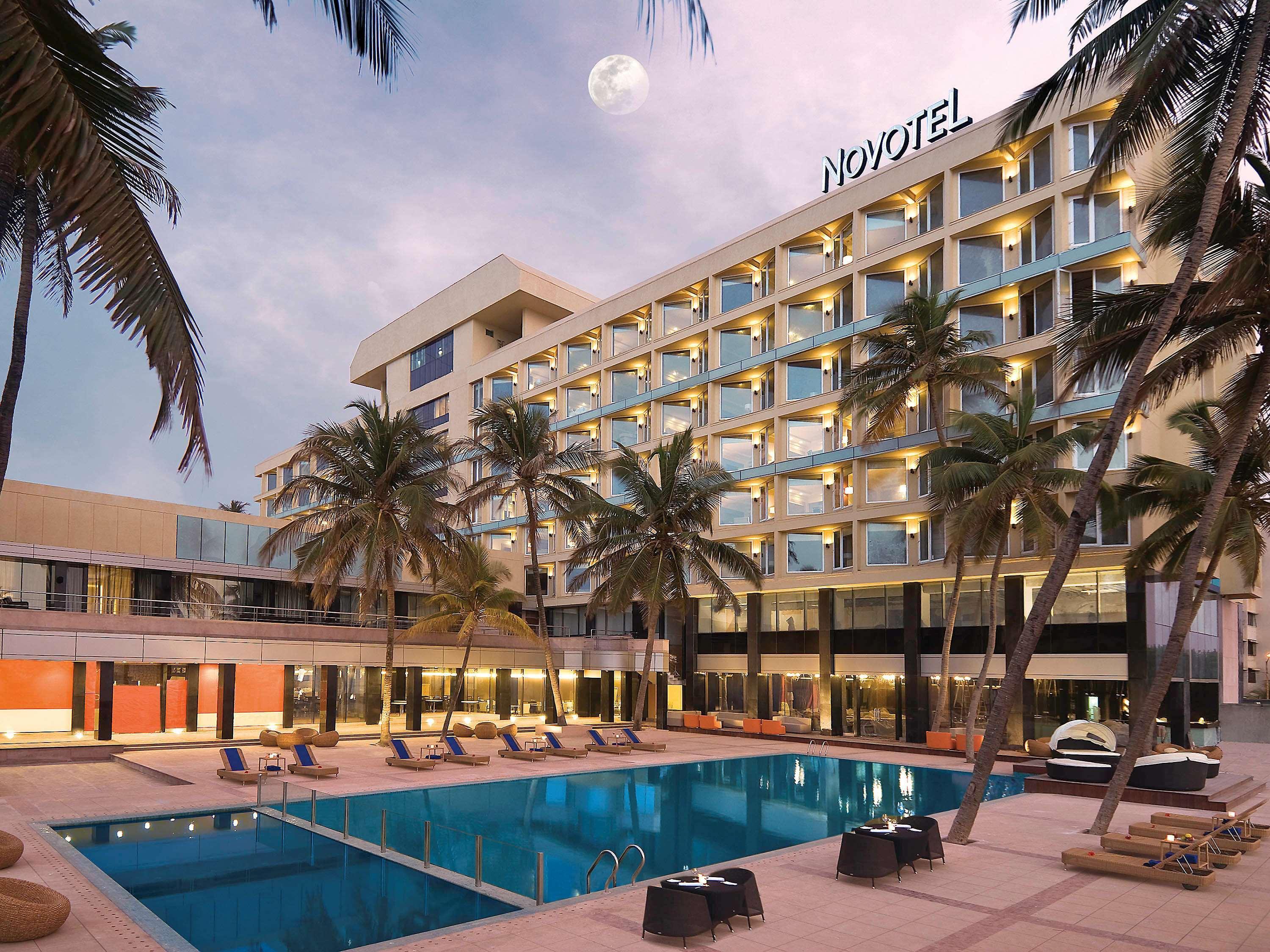 Novotel Mumbai Juhu Beach Εξωτερικό φωτογραφία The hotel's pool