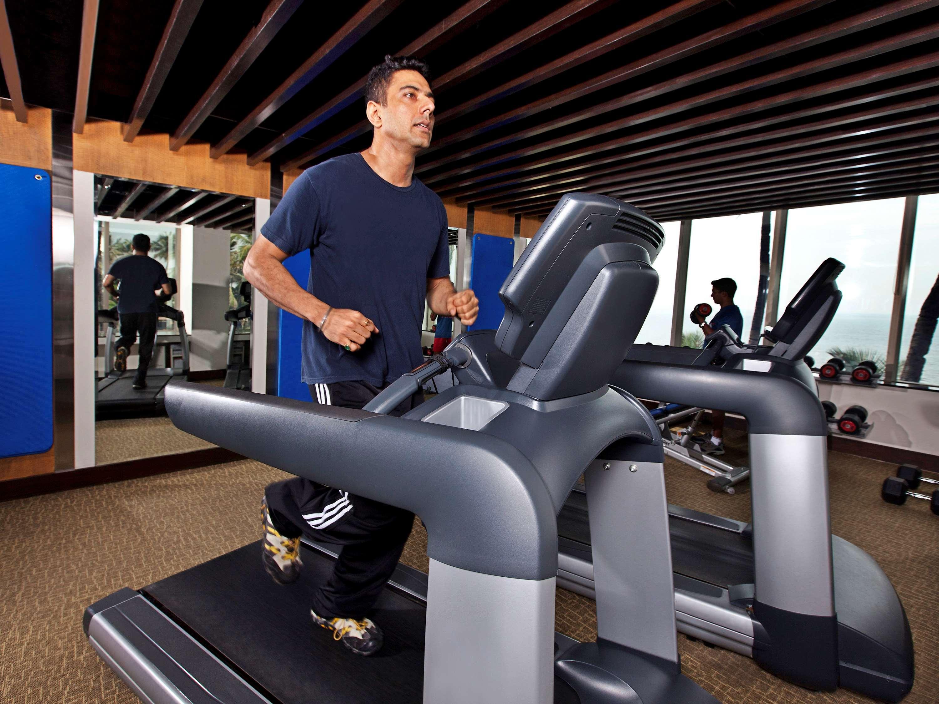 Novotel Mumbai Juhu Beach Εξωτερικό φωτογραφία A treadmill in use