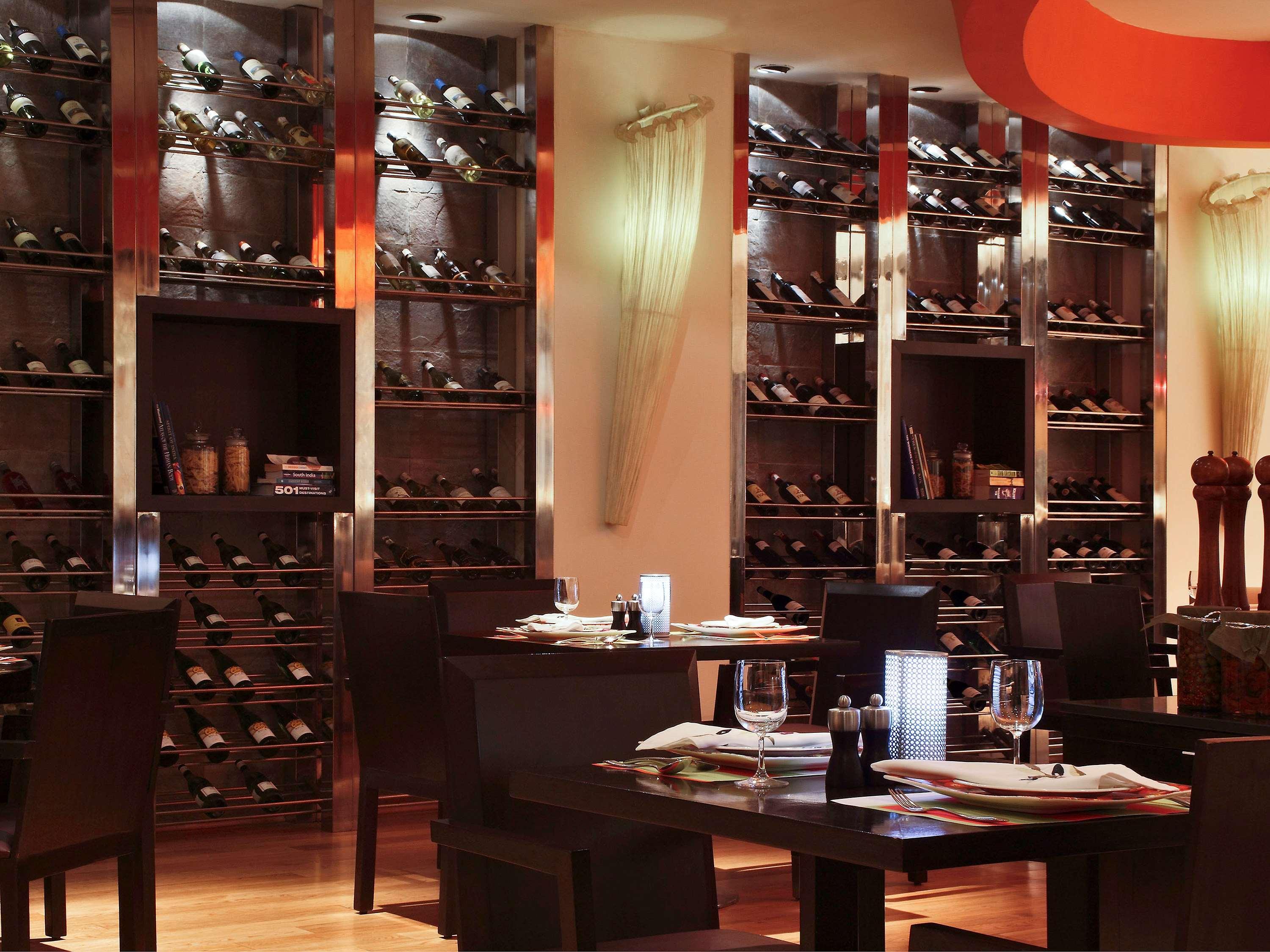 Novotel Mumbai Juhu Beach Εξωτερικό φωτογραφία The interior of the restaurant