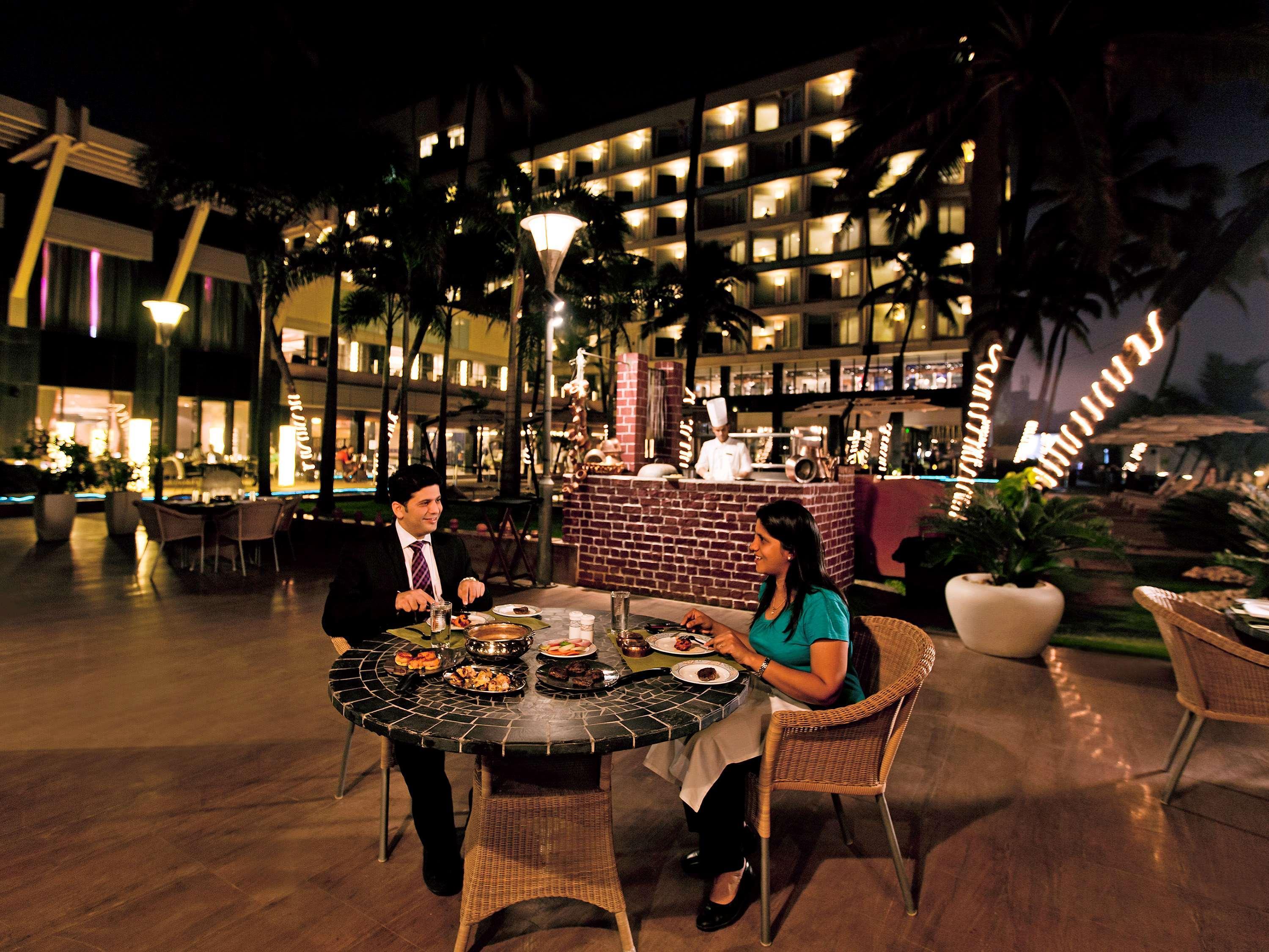 Novotel Mumbai Juhu Beach Εξωτερικό φωτογραφία The Royal Bar