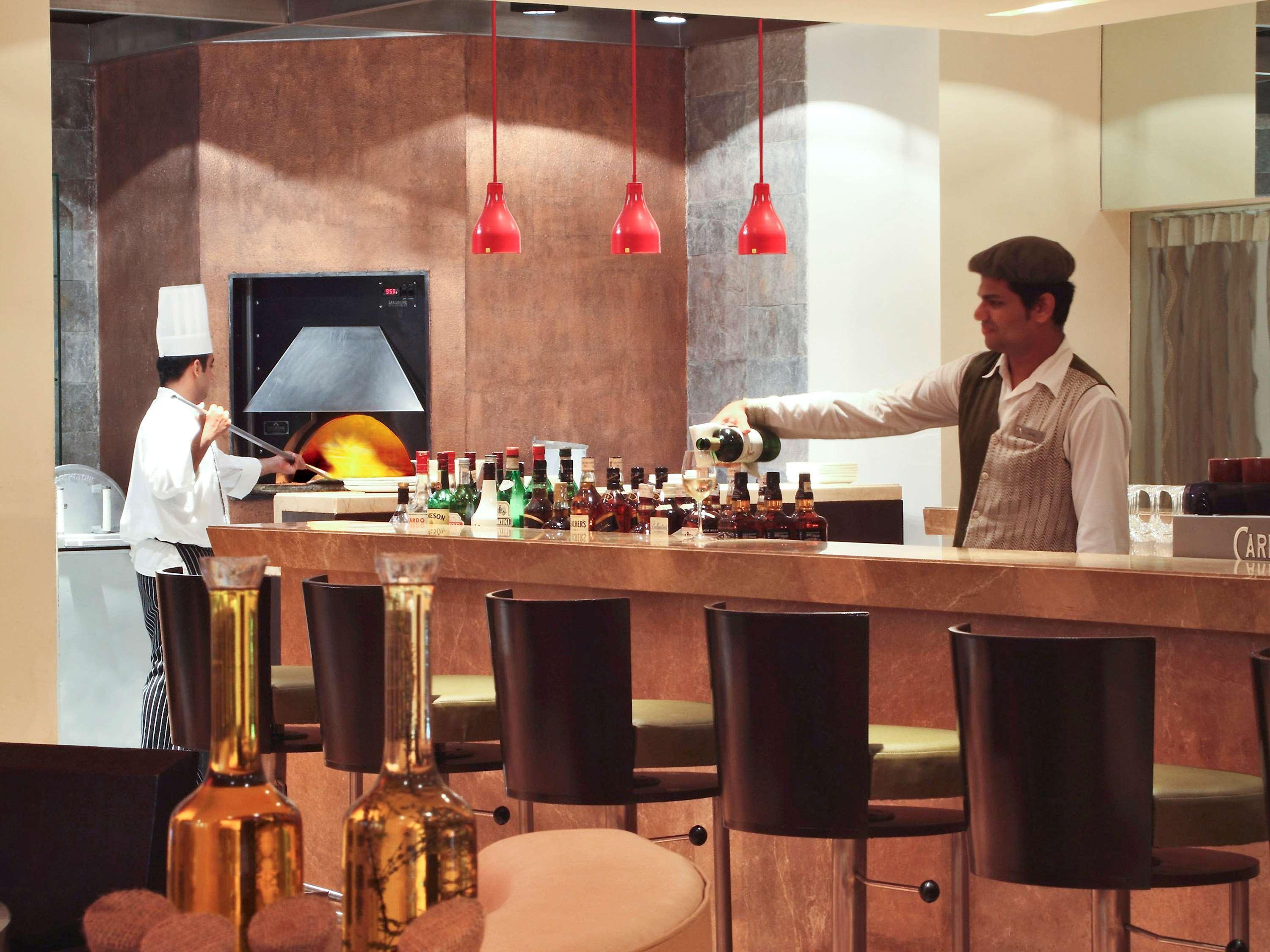 Novotel Mumbai Juhu Beach Εξωτερικό φωτογραφία A bartender at work