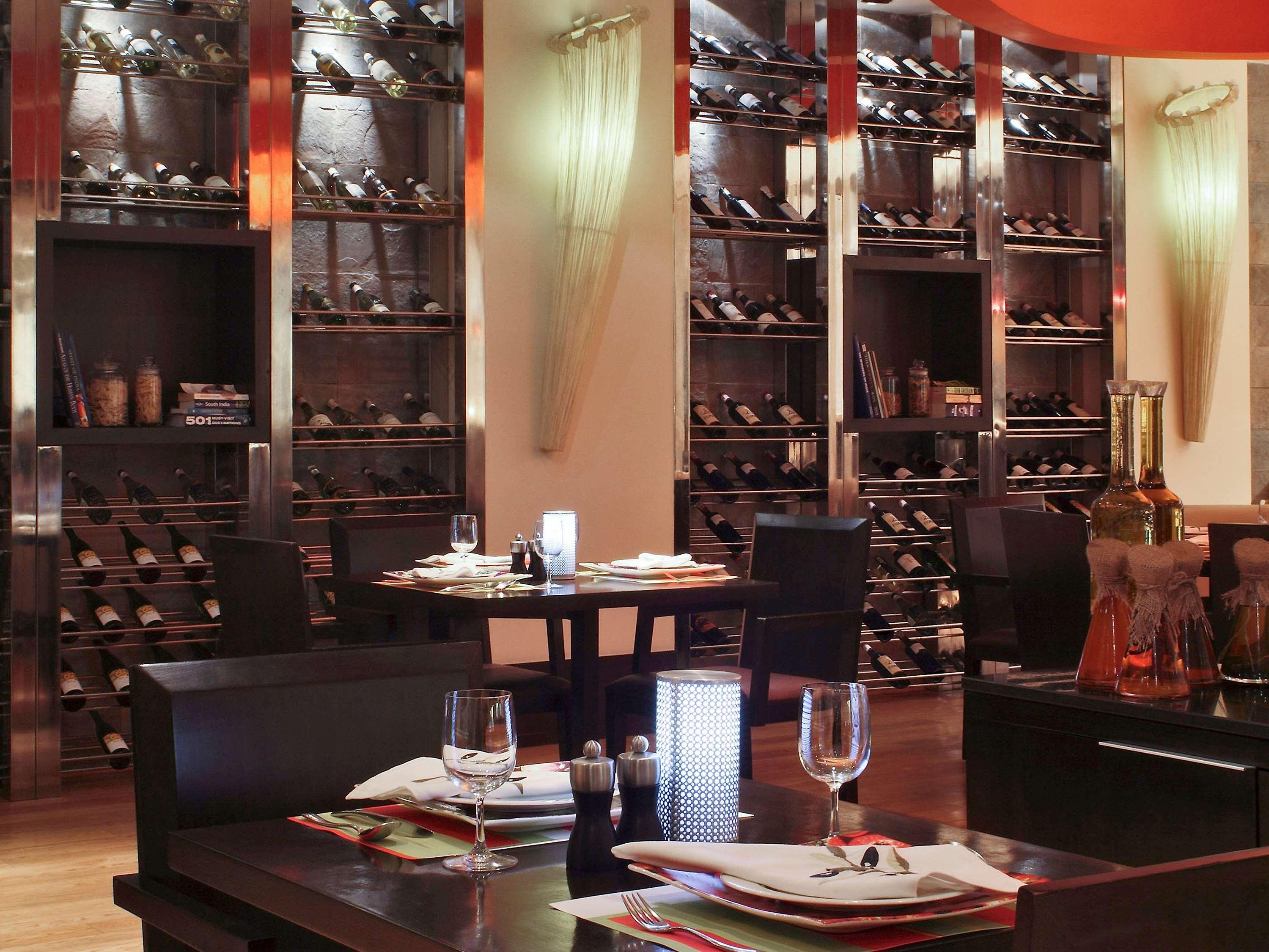 Novotel Mumbai Juhu Beach Εξωτερικό φωτογραφία The interior of the restaurant
