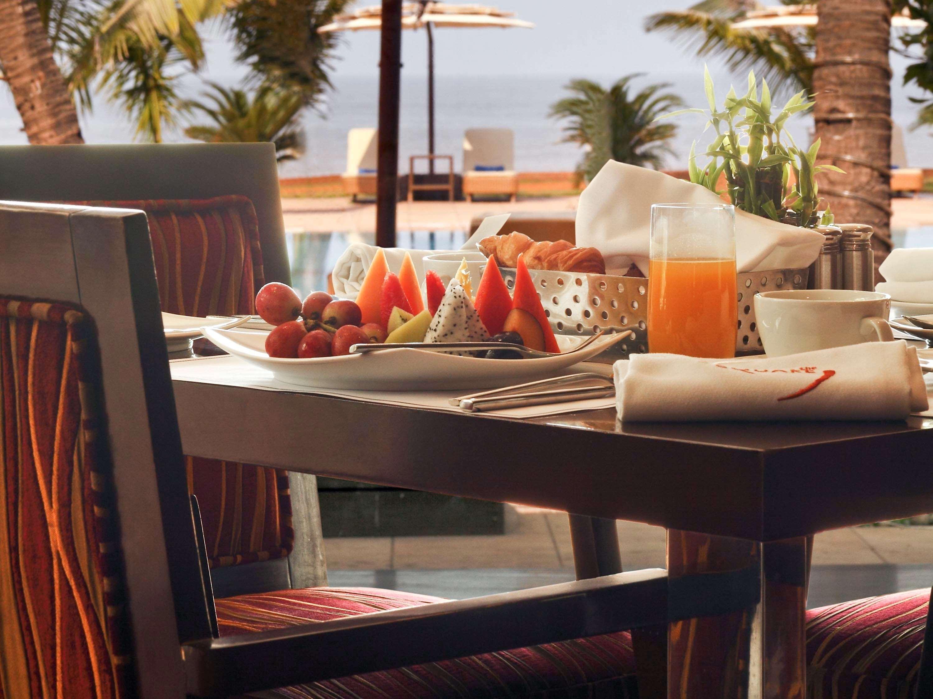 Novotel Mumbai Juhu Beach Εξωτερικό φωτογραφία A Christmas cracker on a table laid for breakfast