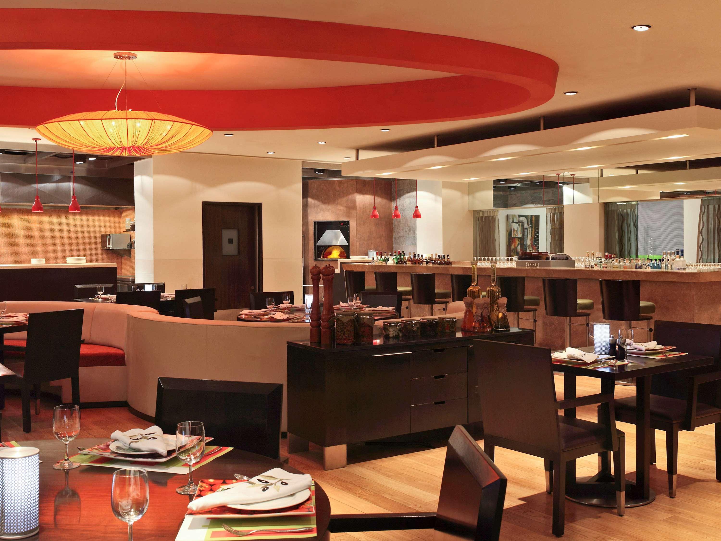 Novotel Mumbai Juhu Beach Εξωτερικό φωτογραφία The interior of a typical restaurant
