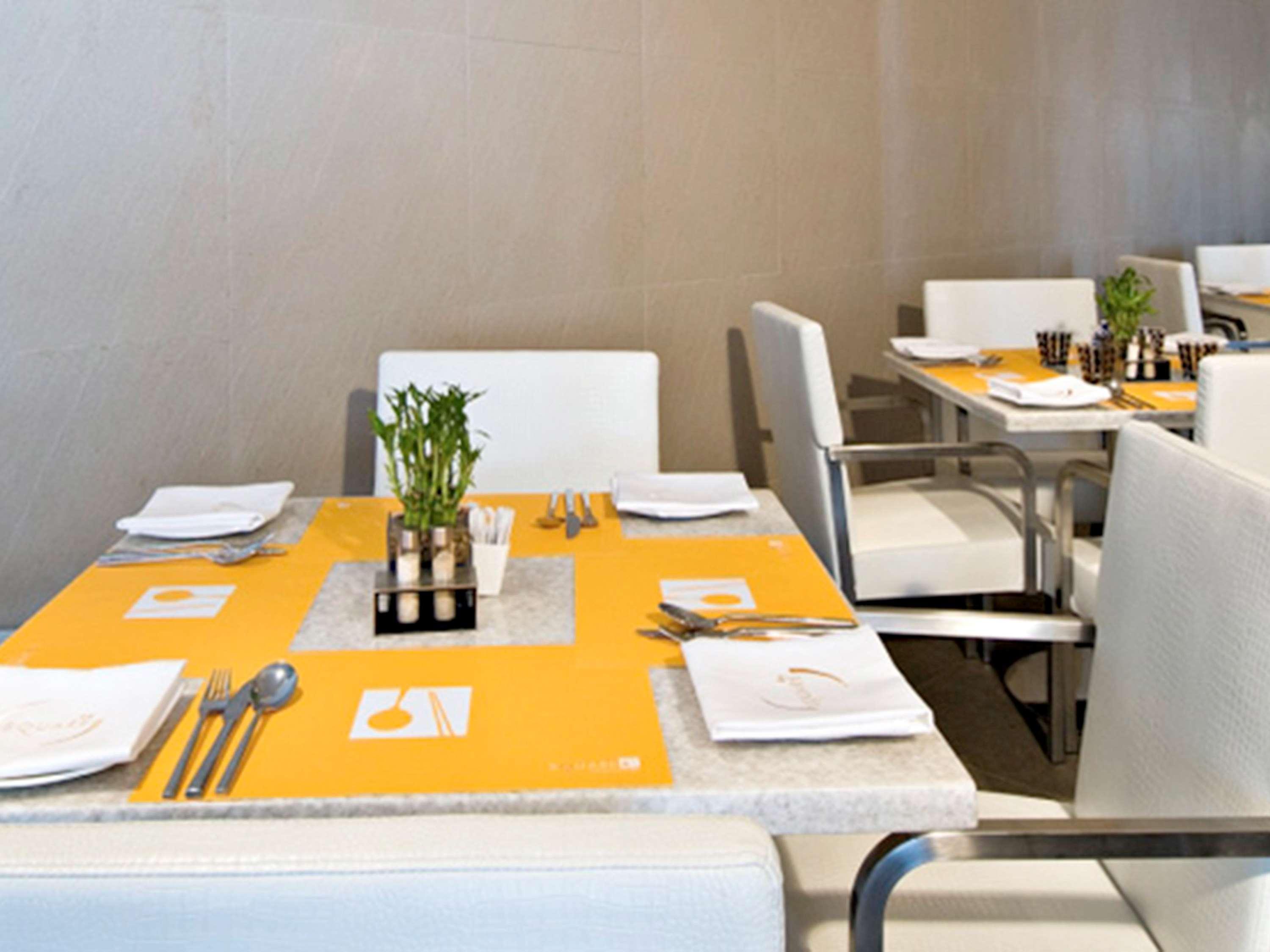 Novotel Mumbai Juhu Beach Εξωτερικό φωτογραφία Restaurant