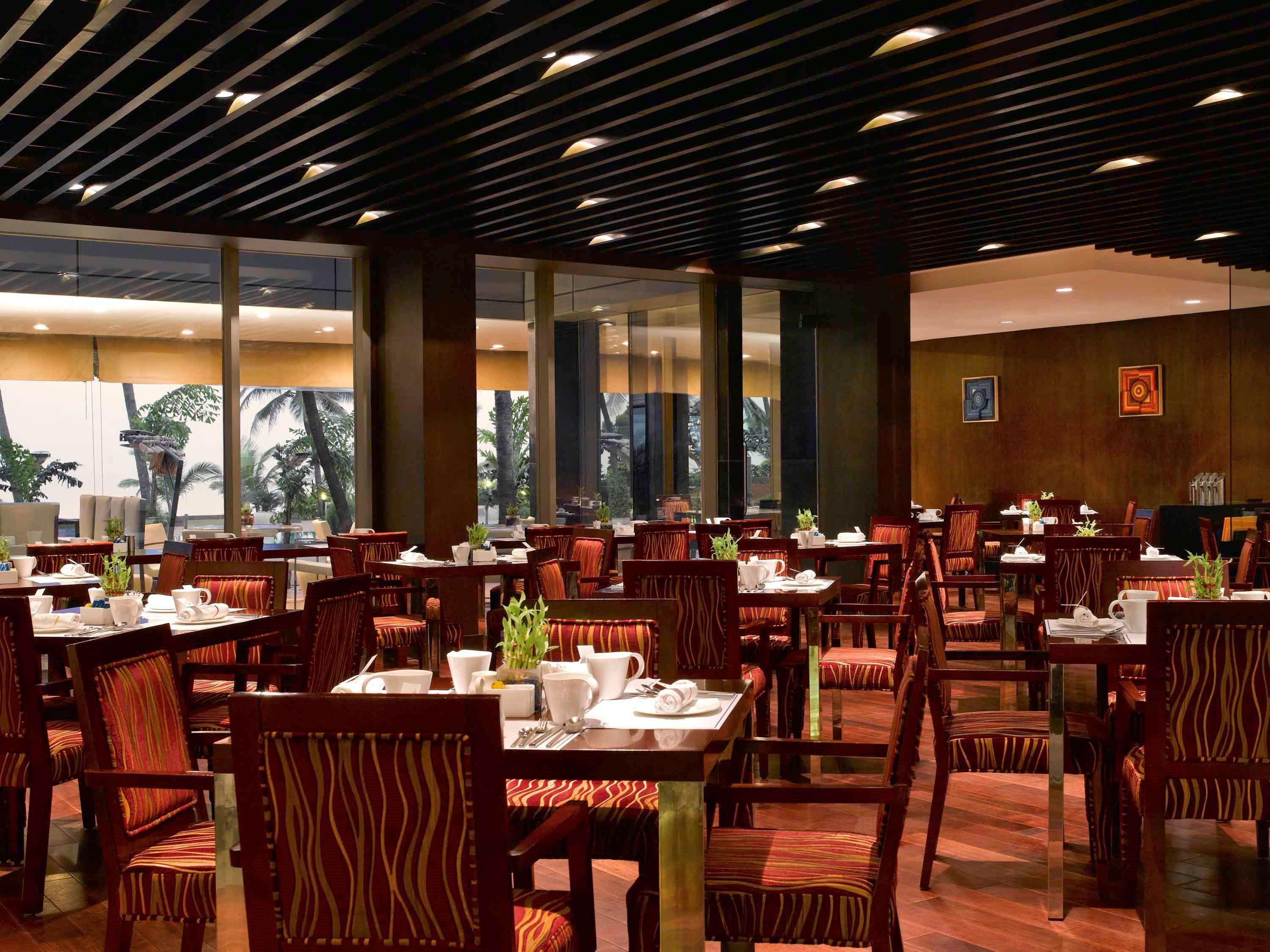 Novotel Mumbai Juhu Beach Εξωτερικό φωτογραφία The restaurant