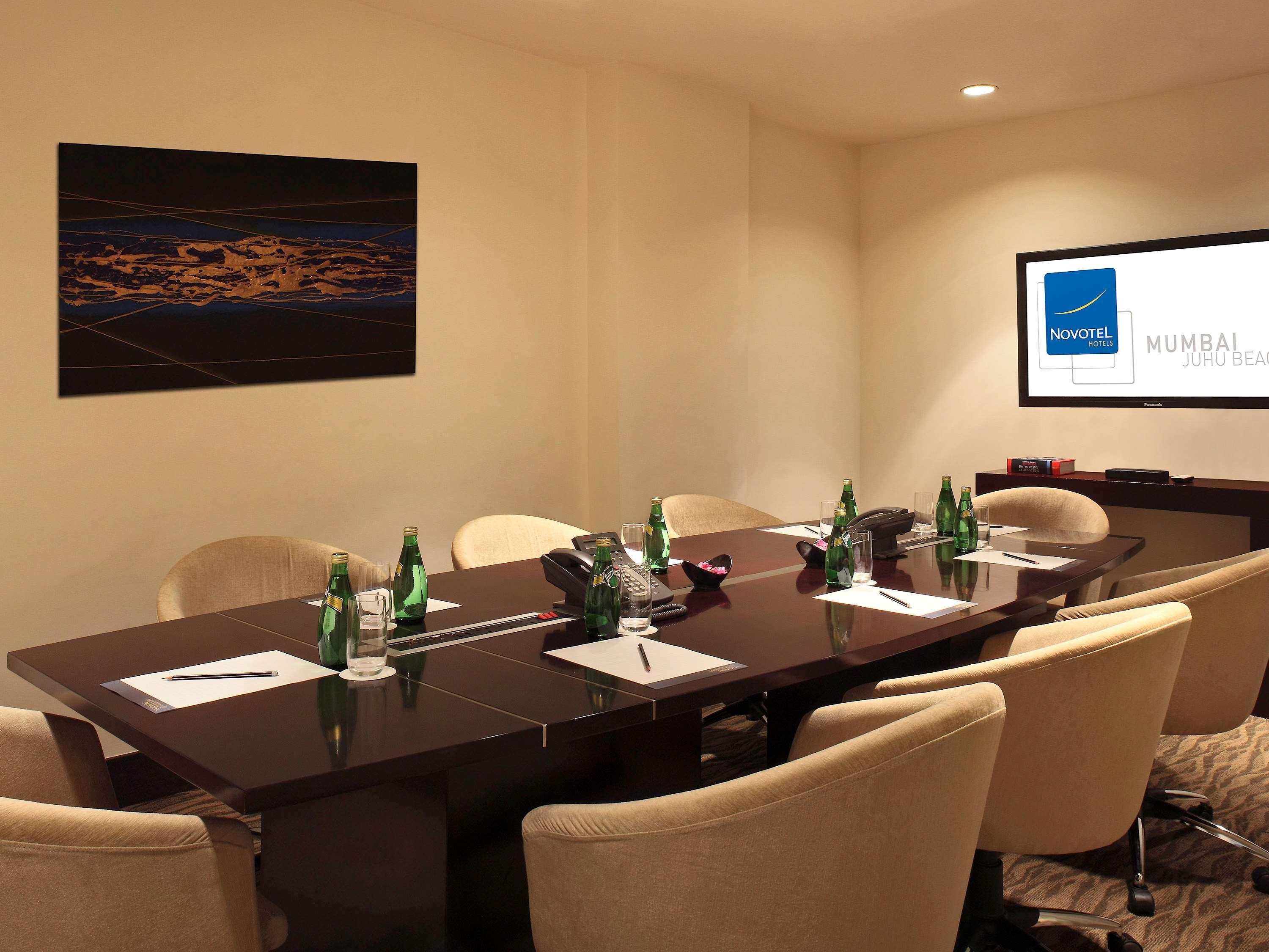 Novotel Mumbai Juhu Beach Εξωτερικό φωτογραφία Meeting room at the hotel