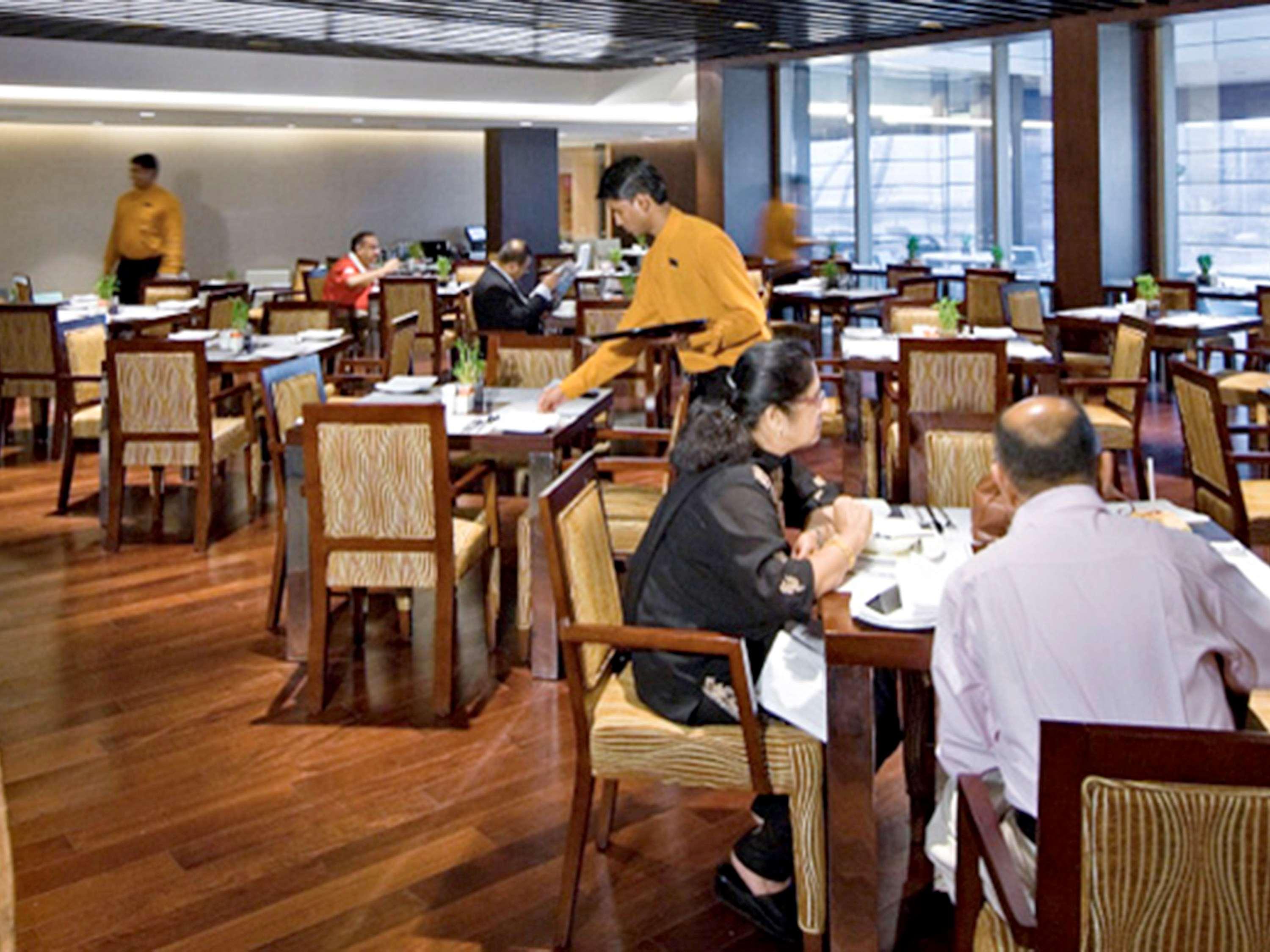 Novotel Mumbai Juhu Beach Εξωτερικό φωτογραφία A restaurant in India