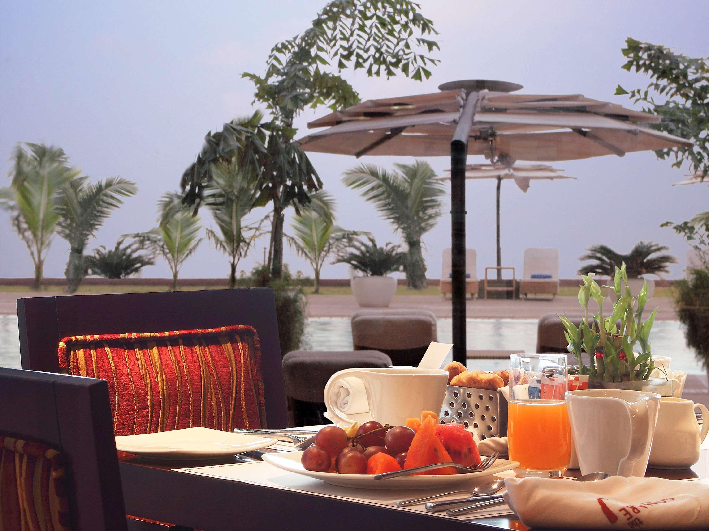 Novotel Mumbai Juhu Beach Εξωτερικό φωτογραφία The poolside at the Taj Bengal