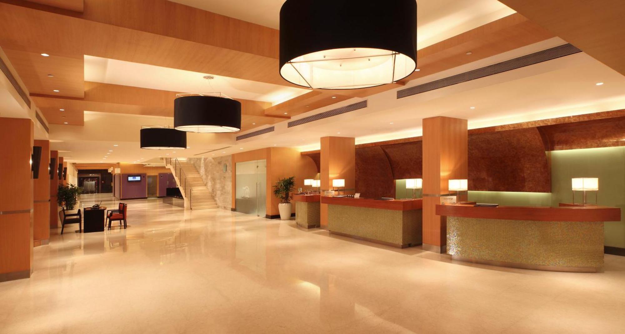 Novotel Mumbai Juhu Beach Εξωτερικό φωτογραφία The lobby of the hotel
